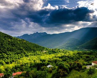 TO KALLION: Ένας παραδοσιακός ξενώνας στο Κλαυσί Ευρυτανίας με υπέροχη θέα στο βουνό 