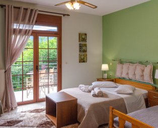 TO KALLION: Ένας παραδοσιακός ξενώνας στο Κλαυσί Ευρυτανίας με υπέροχη θέα στο βουνό 