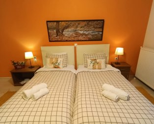 TO KALLION: Ένας παραδοσιακός ξενώνας στο Κλαυσί Ευρυτανίας με υπέροχη θέα στο βουνό 