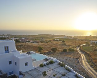 Villa Rodakes: Εμπειρία κυκλαδίτικης πολυτέλειας στη Σαντορίνη