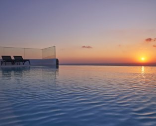 Villa Rodakes: Εμπειρία κυκλαδίτικης πολυτέλειας στη Σαντορίνη