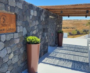 Thimari Lodge: Η κυκλαδίτικη αρχιτεκτονική συναντά τη σύγχρονη ματιά στη Σαντορίνη