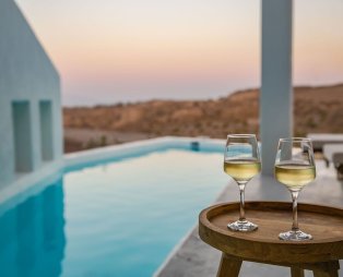 Thimari Lodge: Η κυκλαδίτικη αρχιτεκτονική συναντά τη σύγχρονη ματιά στη Σαντορίνη