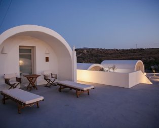 Thimari Lodge: Η κυκλαδίτικη αρχιτεκτονική συναντά τη σύγχρονη ματιά στη Σαντορίνη