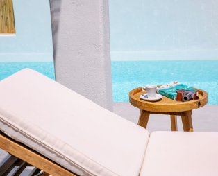 Thimari Lodge: Η κυκλαδίτικη αρχιτεκτονική συναντά τη σύγχρονη ματιά στη Σαντορίνη