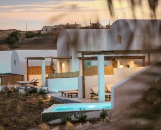 Thimari Lodge: Η κυκλαδίτικη αρχιτεκτονική συναντά τη σύγχρονη ματιά στη Σαντορίνη