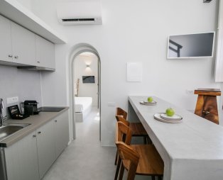 Thimari Lodge: Η κυκλαδίτικη αρχιτεκτονική συναντά τη σύγχρονη ματιά στη Σαντορίνη