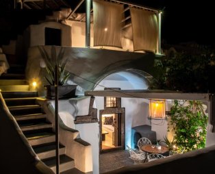 Villa Orpheus Santorini: Oνειρική διαμονή σε μια παραδοσιακή κατοικία της Σαντορίνης
