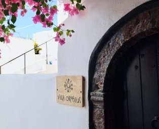 Villa Orpheus Santorini: Oνειρική διαμονή σε μια παραδοσιακή κατοικία της Σαντορίνης