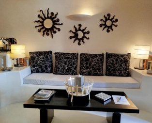 Villa Orpheus Santorini: Oνειρική διαμονή σε μια παραδοσιακή κατοικία της Σαντορίνης