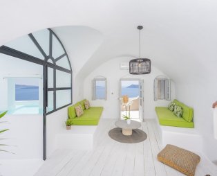 Nano Oia Collection: Εκεί όπου το ηλιοβασίλεμα συναντά την ψυχή της Σαντορίνης