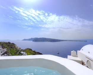 Nano Oia Collection: Εκεί όπου το ηλιοβασίλεμα συναντά την ψυχή της Σαντορίνης