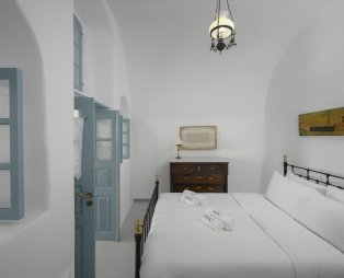 Nano Oia Collection: Εκεί όπου το ηλιοβασίλεμα συναντά την ψυχή της Σαντορίνης