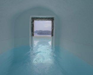 Nano Oia Collection: Εκεί όπου το ηλιοβασίλεμα συναντά την ψυχή της Σαντορίνης