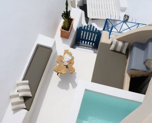 Nano Oia Collection: Εκεί όπου το ηλιοβασίλεμα συναντά την ψυχή της Σαντορίνης