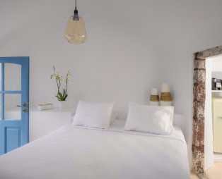 Nano Oia Collection: Εκεί όπου το ηλιοβασίλεμα συναντά την ψυχή της Σαντορίνης