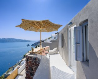 Nano Oia Collection: Εκεί όπου το ηλιοβασίλεμα συναντά την ψυχή της Σαντορίνης