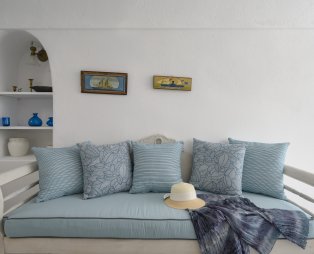 Nano Oia Collection: Εκεί όπου το ηλιοβασίλεμα συναντά την ψυχή της Σαντορίνης