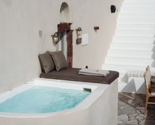 Nano Oia Collection: Εκεί όπου το ηλιοβασίλεμα συναντά την ψυχή της Σαντορίνης