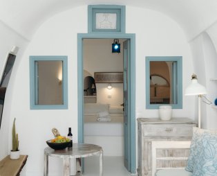 Nano Oia Collection: Εκεί όπου το ηλιοβασίλεμα συναντά την ψυχή της Σαντορίνης