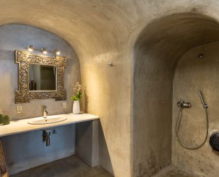 Nano Oia Collection: Εκεί όπου το ηλιοβασίλεμα συναντά την ψυχή της Σαντορίνης