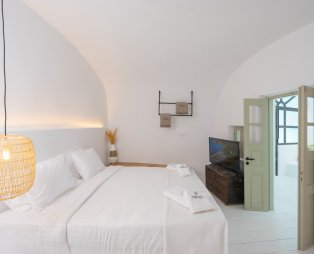 Nano Oia Collection: Εκεί όπου το ηλιοβασίλεμα συναντά την ψυχή της Σαντορίνης