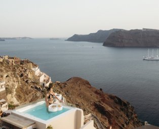 Nano Oia Collection: Εκεί όπου το ηλιοβασίλεμα συναντά την ψυχή της Σαντορίνης