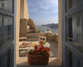 Nano Oia Collection: Εκεί όπου το ηλιοβασίλεμα συναντά την ψυχή της Σαντορίνης