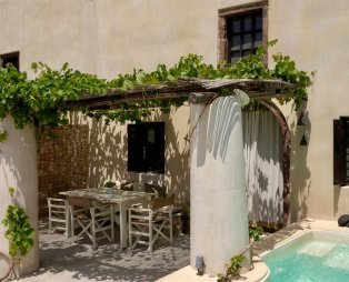 Canava Villas: Μοναδική εμπειρία διαμονής σε ένα παλιό οινοποιείο της Σαντορίνης