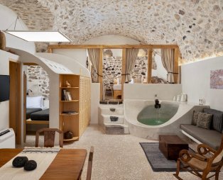 Canava Villas: Μοναδική εμπειρία διαμονής σε ένα παλιό οινοποιείο της Σαντορίνης