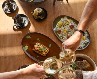 Petra Restaurant: Η γαστρονομική καρδιά του Sun Aeriko στην Τήνο