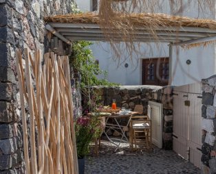 Rock Villas Complex: Ιδιωτικό πολυτελές καταφύγιο στο Εμπορείο της Σαντορίνης