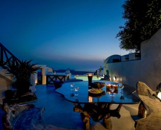 Stilvi Suites: Διαμονή με μαγευτική θέα στο ηφαίστειο της Σαντορίνης