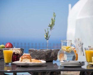 Stilvi Suites: Διαμονή με μαγευτική θέα στο ηφαίστειο της Σαντορίνης