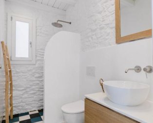 Verros Hut: Η φιλοξενία συναντά το γαλάζιο του Αιγαίου στην Κύθνο