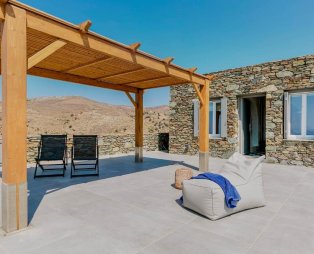 Verros Hut: Η φιλοξενία συναντά το γαλάζιο του Αιγαίου στην Κύθνο