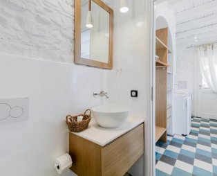 Verros Hut: Η φιλοξενία συναντά το γαλάζιο του Αιγαίου στην Κύθνο