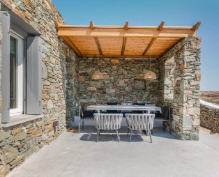 Verros Hut: Η φιλοξενία συναντά το γαλάζιο του Αιγαίου στην Κύθνο