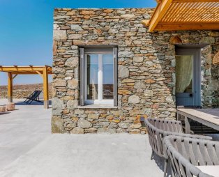 Verros Hut: Η φιλοξενία συναντά το γαλάζιο του Αιγαίου στην Κύθνο