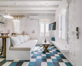 Verros Hut: Η φιλοξενία συναντά το γαλάζιο του Αιγαίου στην Κύθνο