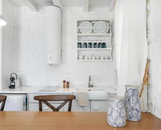 Verros Hut: Η φιλοξενία συναντά το γαλάζιο του Αιγαίου στην Κύθνο