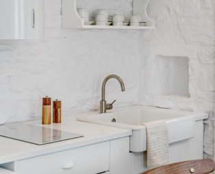 Verros Hut: Η φιλοξενία συναντά το γαλάζιο του Αιγαίου στην Κύθνο