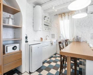 Verros Hut: Η φιλοξενία συναντά το γαλάζιο του Αιγαίου στην Κύθνο