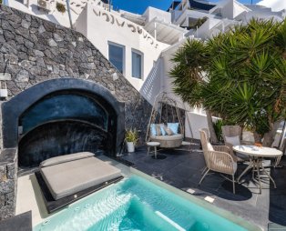 Athina Luxury Suites: Ζήστε την πολυτέλεια στη Σαντορίνη