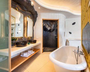 Athina Luxury Suites: Ζήστε την πολυτέλεια στη Σαντορίνη