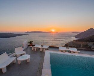 Athina Luxury Suites: Ζήστε την πολυτέλεια στη Σαντορίνη