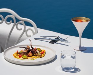 Athina Luxury Suites: Ζήστε την πολυτέλεια στη Σαντορίνη