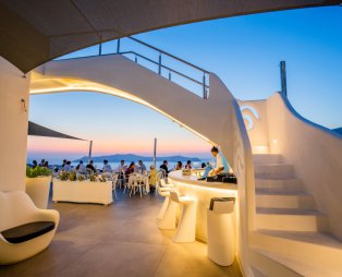 Athina Luxury Suites: Ζήστε την πολυτέλεια στη Σαντορίνη