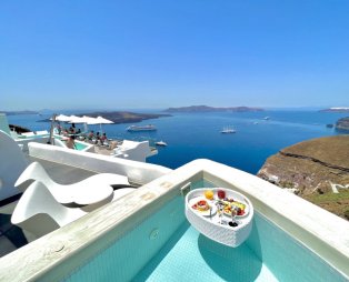 Athina Luxury Suites: Ζήστε την πολυτέλεια στη Σαντορίνη