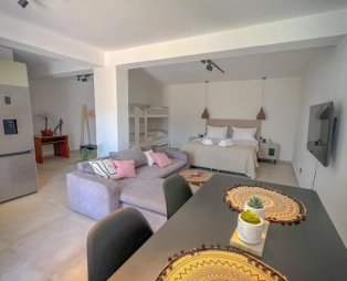 Apademia: Απολαύστε την πραγματική φιλοξενία στη Σκύρο